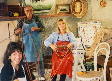 Umberto a 100 anni insegna ancora l’arte d’impagliare i cestini