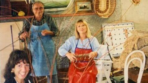 Umberto a 100 anni insegna ancora l’arte d’impagliare i cestini