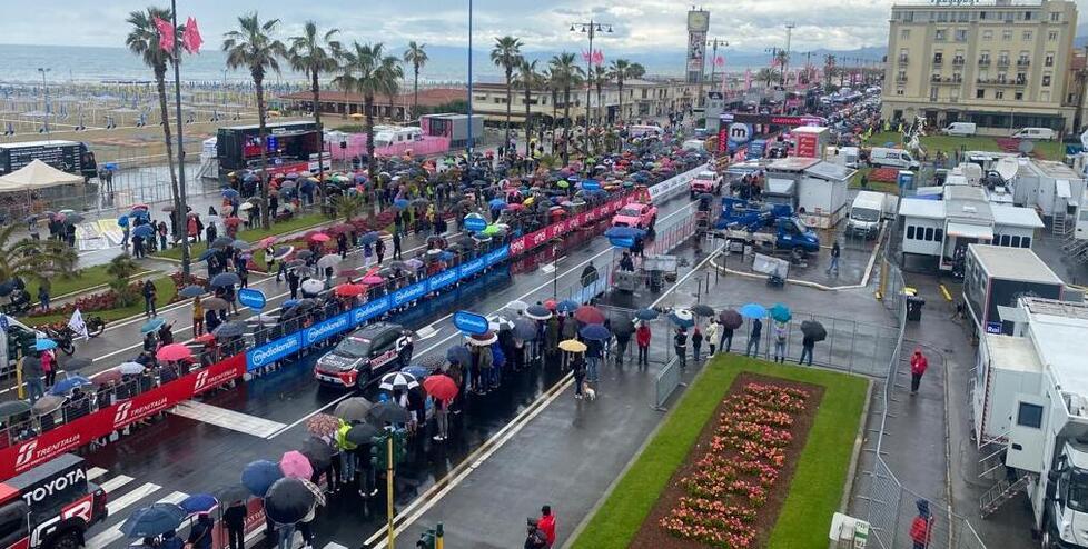 Il Giro d’Italia tira la volata alle prenotazioni estive in Versilia