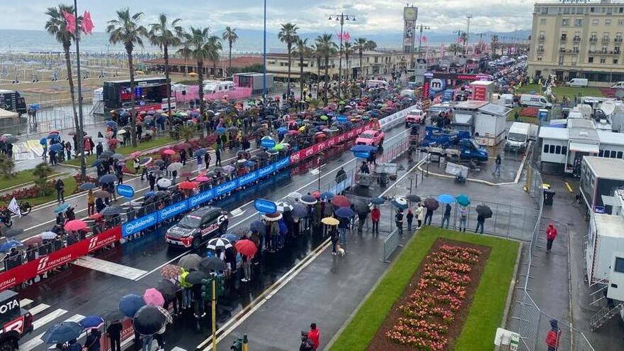 Il Giro d’Italia tira la volata alle prenotazioni estive in Versilia