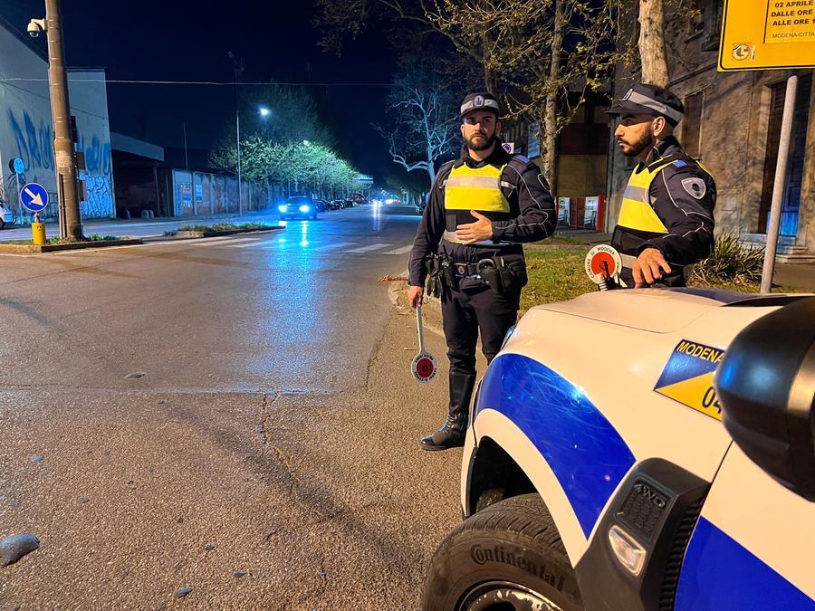 Modena. Ubriaca alla guida, non si accorge del blocco notturno di via Emilia est per l'allerta meteo e viene fermata dalla polizia locale
