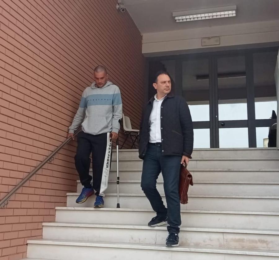 
	Giovannino Pinna con l'avvocato Luca Barrocu esce dalla caserma dei carabinieri <em>(foto Gavino Masia)</em>

