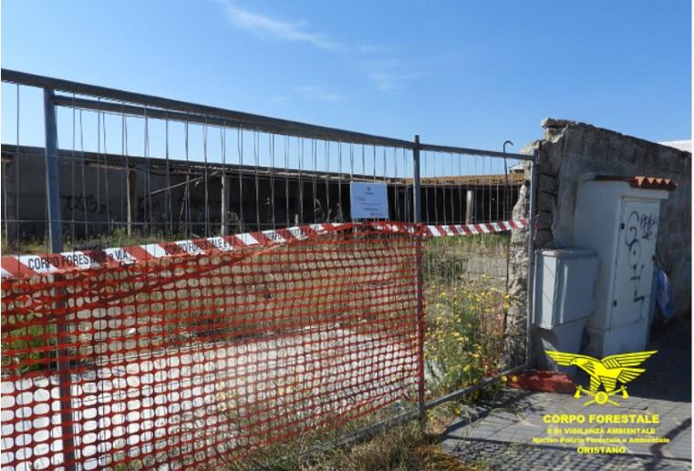 
	Il rudere sequestrato nella zona del primo pontile a Torregrande

