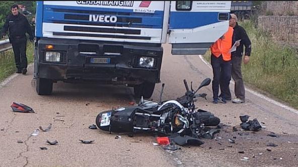 Escalaplano, finisce con la moto su un camion: muore una turista tedesca