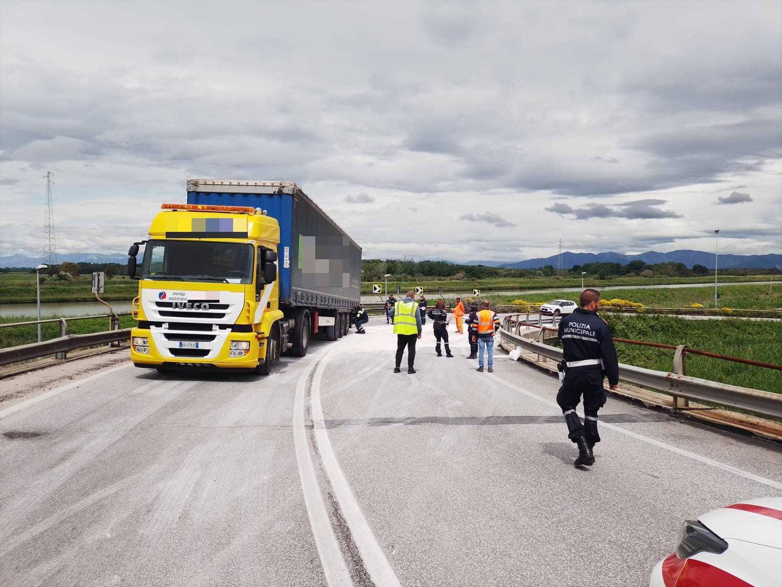 Il Tir rimasto danneggiato e guidato dall'altro camionista, risultato negativo all'etilometro