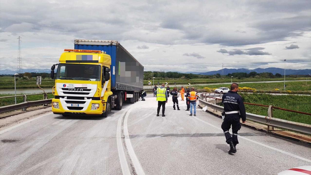 Il Tir rimasto danneggiato e guidato dall'altro camionista, risultato negativo all'etilometro