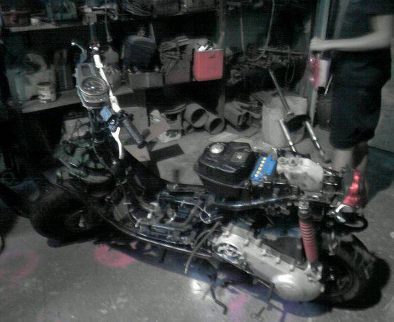 Uno scooter smontato (foto d'archivio)