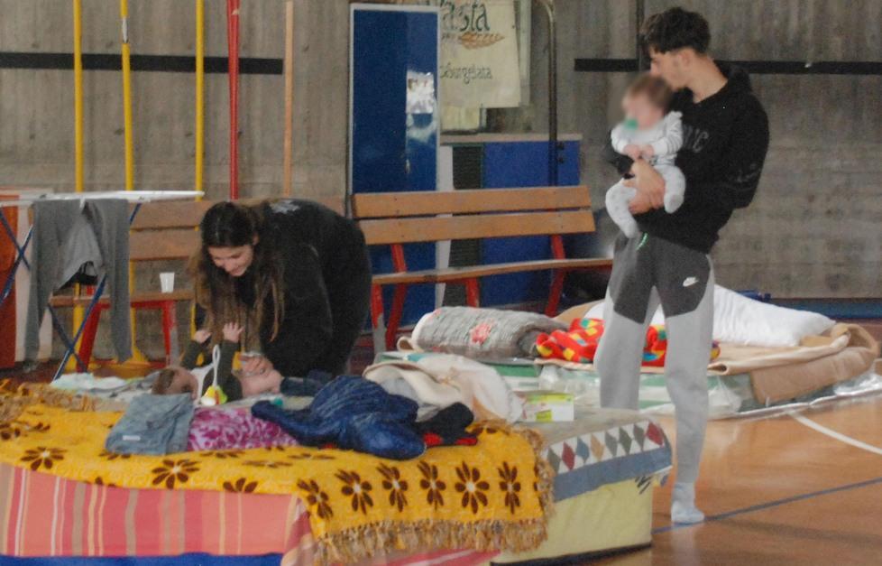 Il palasport di Argenta agli sfollati Il sindaco chiama, la gente risponde