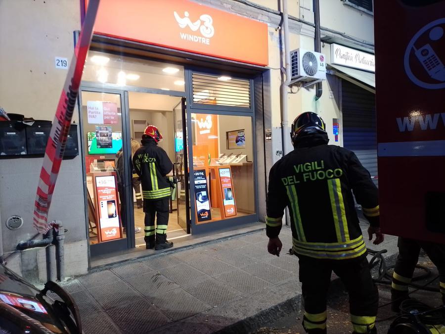 Viale Carducci, principio d’incendio nel negozio Wind