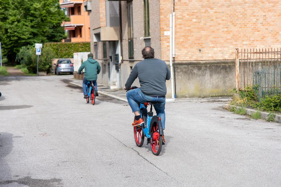 Ferrara, fuga dall’area rossa: al lavoro a piedi o in monopattino
