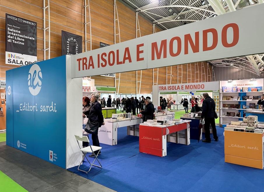 A Torino sbarca l’isola dei libri: le pagine sarde invadono il Salone 