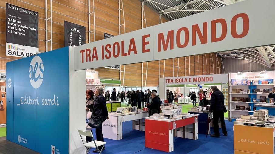 A Torino sbarca l’isola dei libri: le pagine sarde invadono il Salone