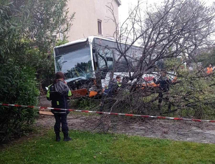 
	Il bus finito fuori strada (foto mario rosas)

