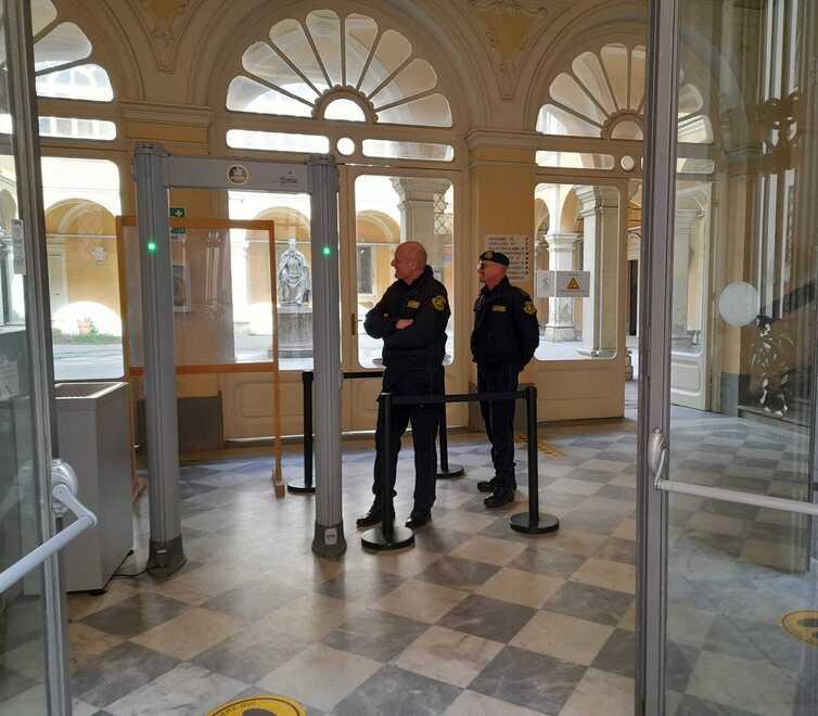 Due guardie giurate all’ingresso del tribunale penale di Livorno (foto d’archivio)
