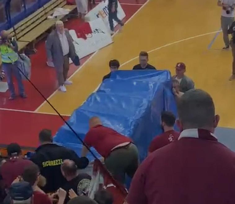 L’assalto dei tifosi al tunnel che conduce negli spogliatoi