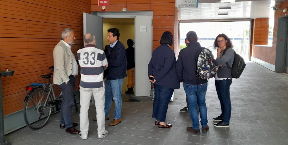 Alcuni rappresentanti di lista davanti all’auditorium della Sesta Porta