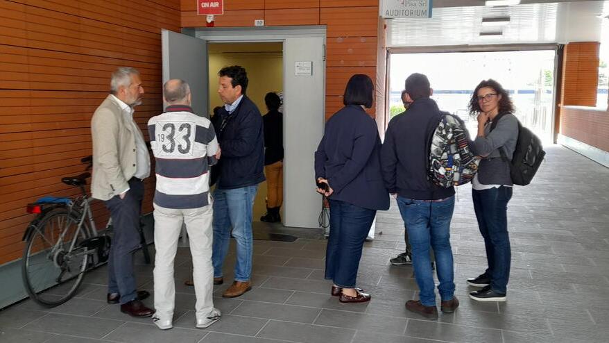 Alcuni rappresentanti di lista davanti all’auditorium della Sesta Porta