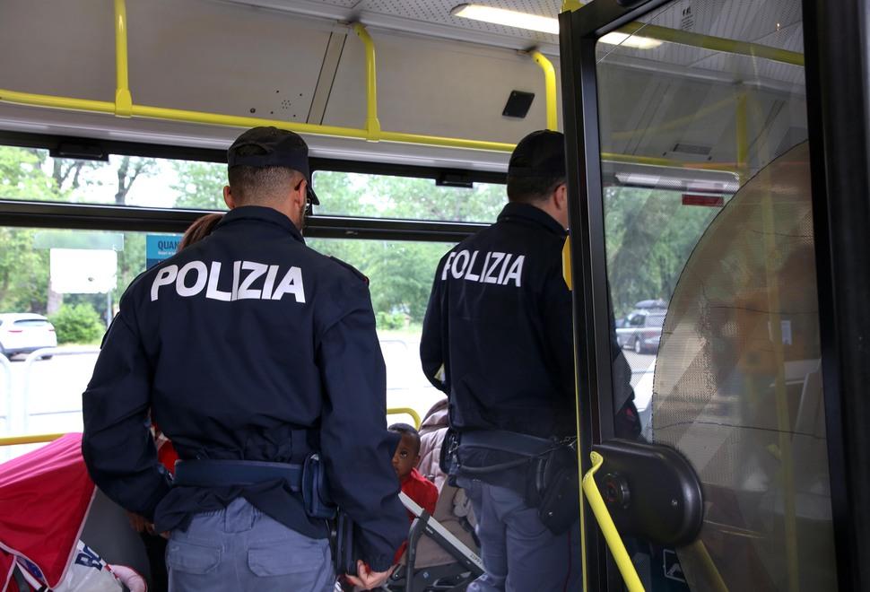 Panico sul bus per uno spray urticante: in quattro finiscono al pronto soccorso