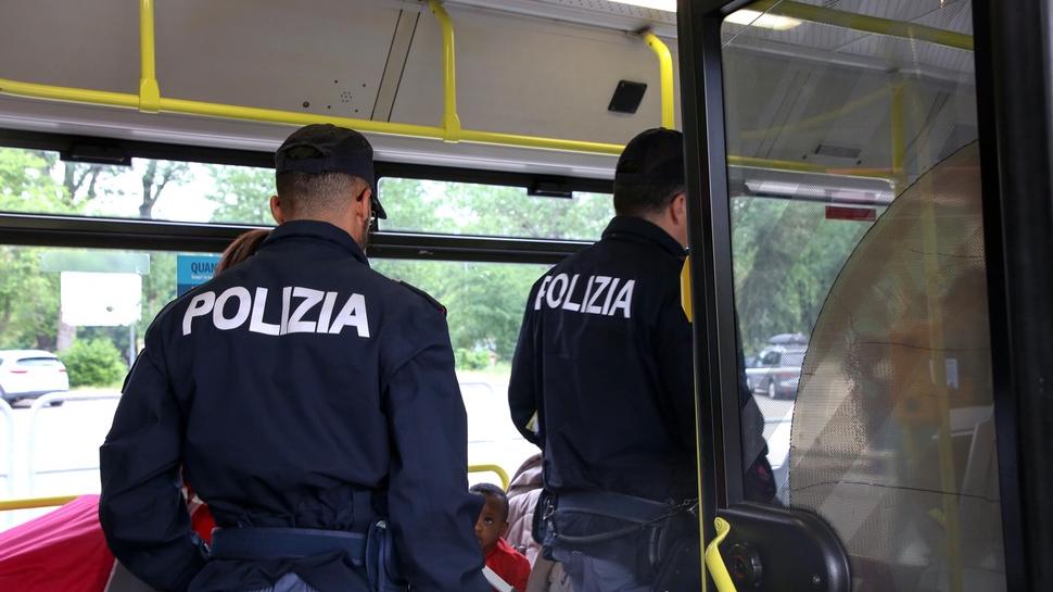 Panico sul bus per uno spray urticante: in quattro finiscono al pronto soccorso