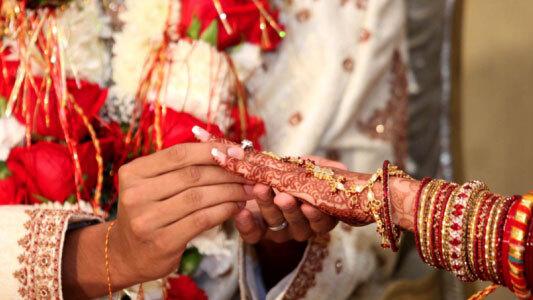 Picchiata per nozze forzate: «Ha sposato l’uomo che ama»