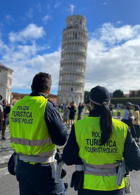 Gli agenti del Nucleo Centro Storico in piazza Duomo