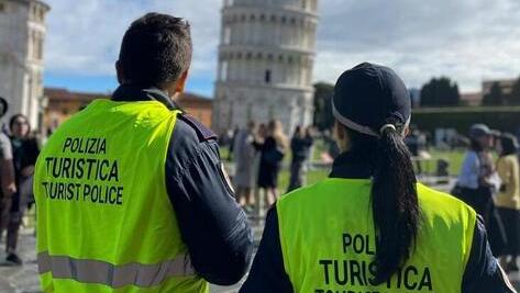Gli agenti del Nucleo Centro Storico in piazza Duomo