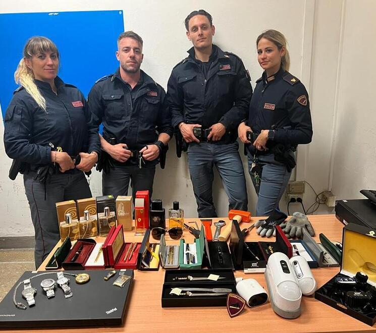 Gli agenti intervenuti a San Giuliano con la refurtiva recuperata e restituita al proprietario