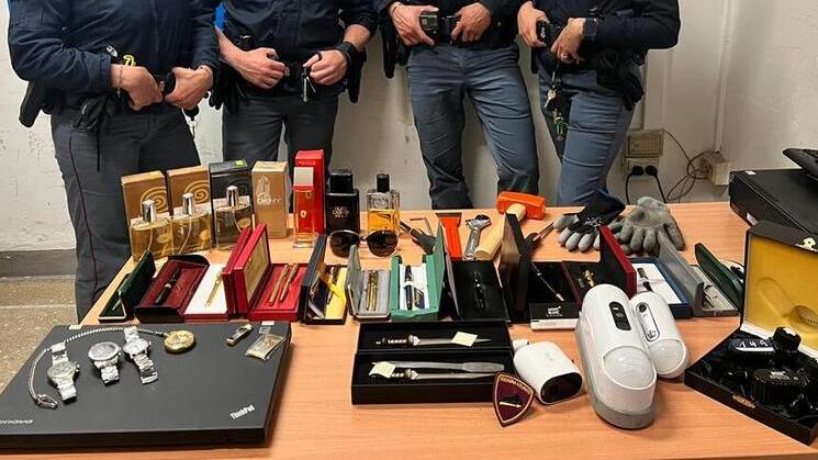 Gli agenti intervenuti a San Giuliano con la refurtiva recuperata e restituita al proprietario