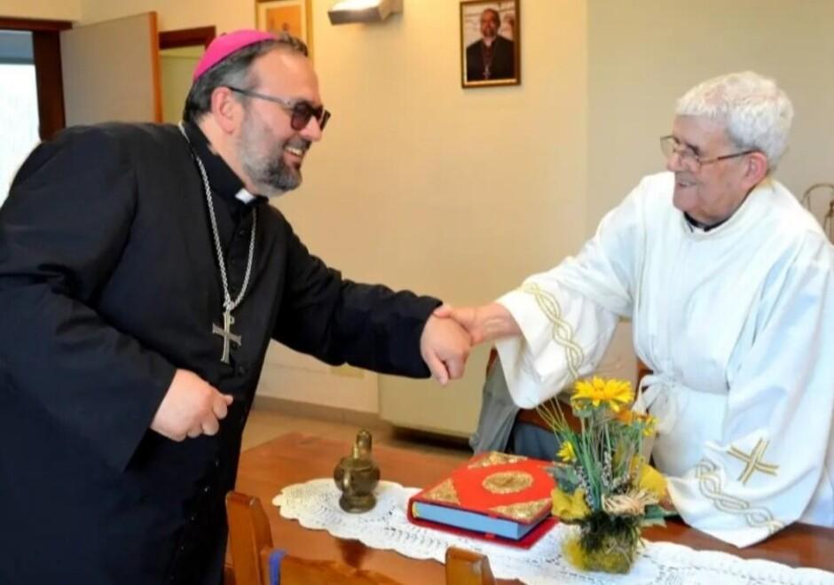 Don Dante con l’arcivescovo Paolo Giulietti