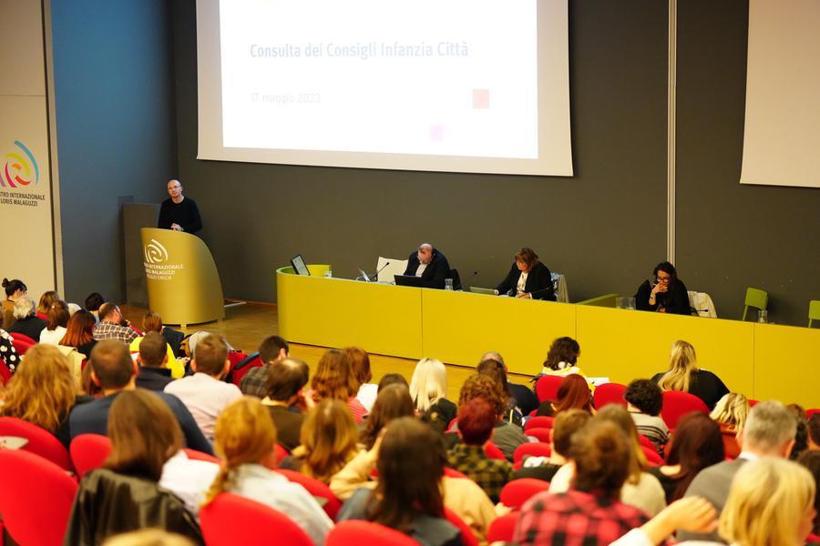 Esternalizzazione dei nidi, la forte preoccupazione dei genitori: “Si erodono servizi fondamentali per i cittadini”