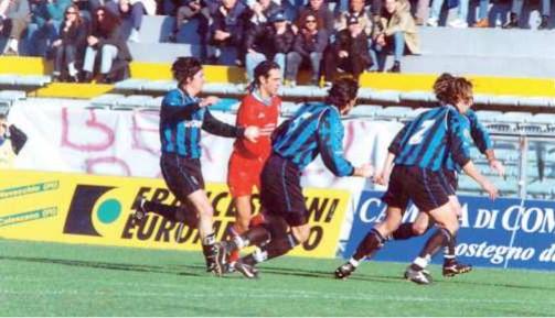 
	Paolo Andreotti In maglia rossa, qui da avversario del Pisa all&rsquo;Arena nel 2001

