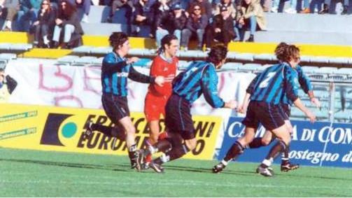 Paolo Andreotti In maglia rossa, qui da avversario del Pisa all’Arena nel 2001