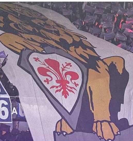 
	L&rsquo;immagine del &ldquo;marzocco&rdquo; mostrata dai tifosi viola

