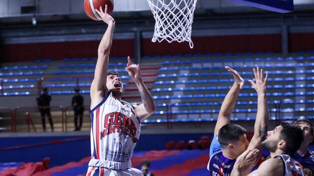 Un gioco a canestro durante il match di gara 2 dei playout tra la Gema e Pavia