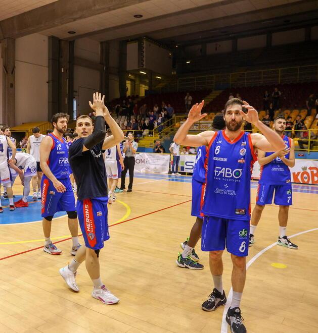 Il capitano della Fabo Nicola Natali esulta dopo la vittoria su Pavia
