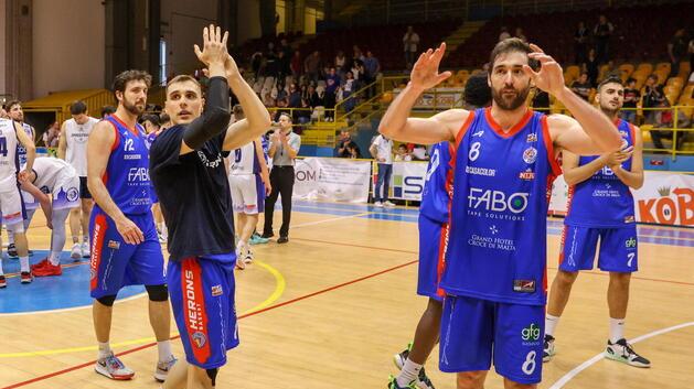 Il capitano della Fabo Nicola Natali esulta dopo la vittoria su Pavia