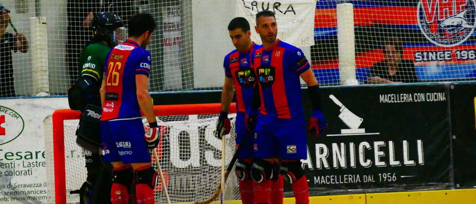 I rossoblù in attesa di riprendere la partita (foto Roberto Paglianti)