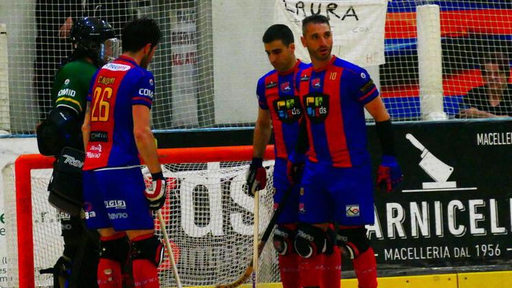I rossoblù in attesa di riprendere la partita (foto Roberto Paglianti)