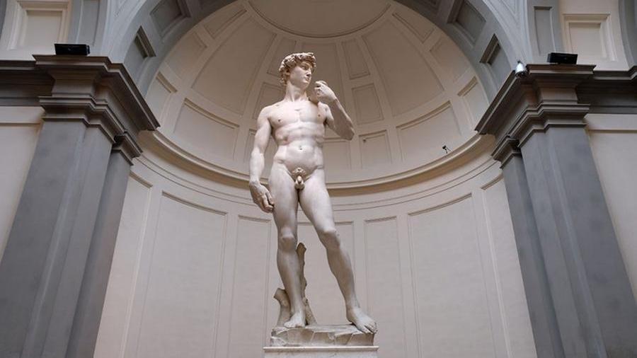 Il David di Michelangelo censurato di nuovo: in Scozia costretti a coprire il nudo perché “osceno”
