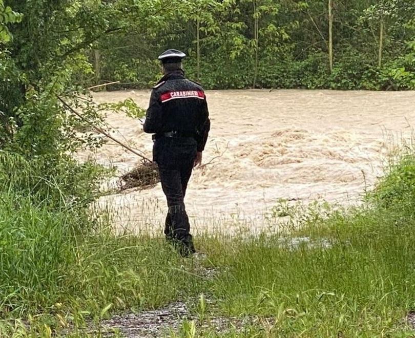 Vignola Pattugliano il fiume in piena e scoprono uno spacciatore 