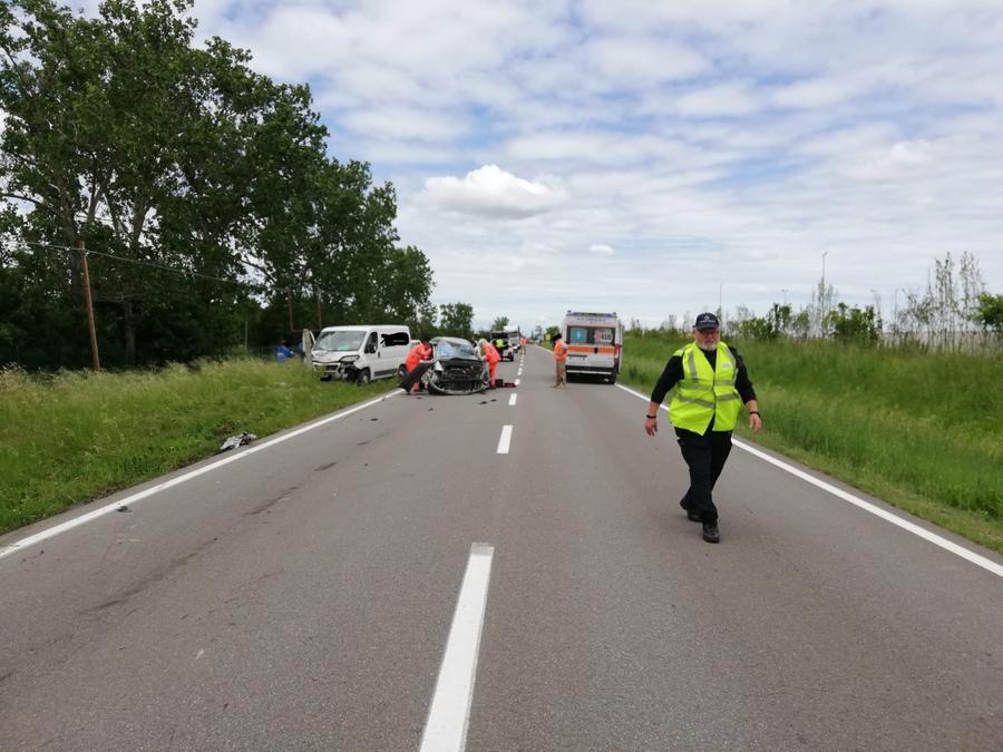 Mirandola Schianto sulla Ss12, 50enne in ospedale con l’elisoccorso