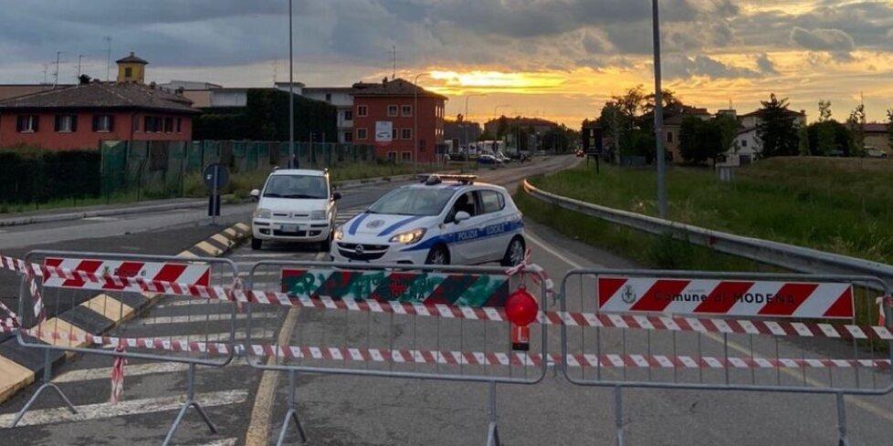 Modena Via Emilia chiusa per la piena Ubriaca forza il blocco della polizia 