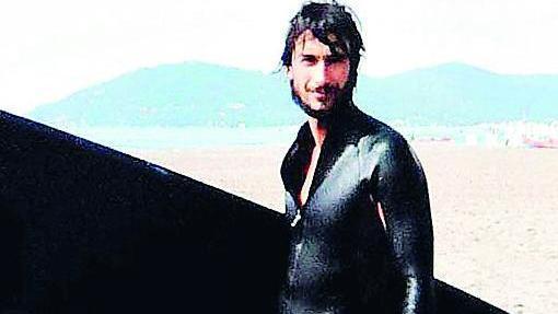 L’omaggio dei surfisti alla memoria di Andrea La Cava: 10 anni fa la morte del giovane di Empoli