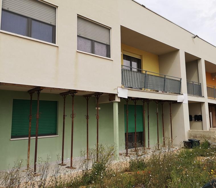 Porto Torres, case popolari a pezzi tra balconi pericolanti e infiltrazioni d’acqua 
