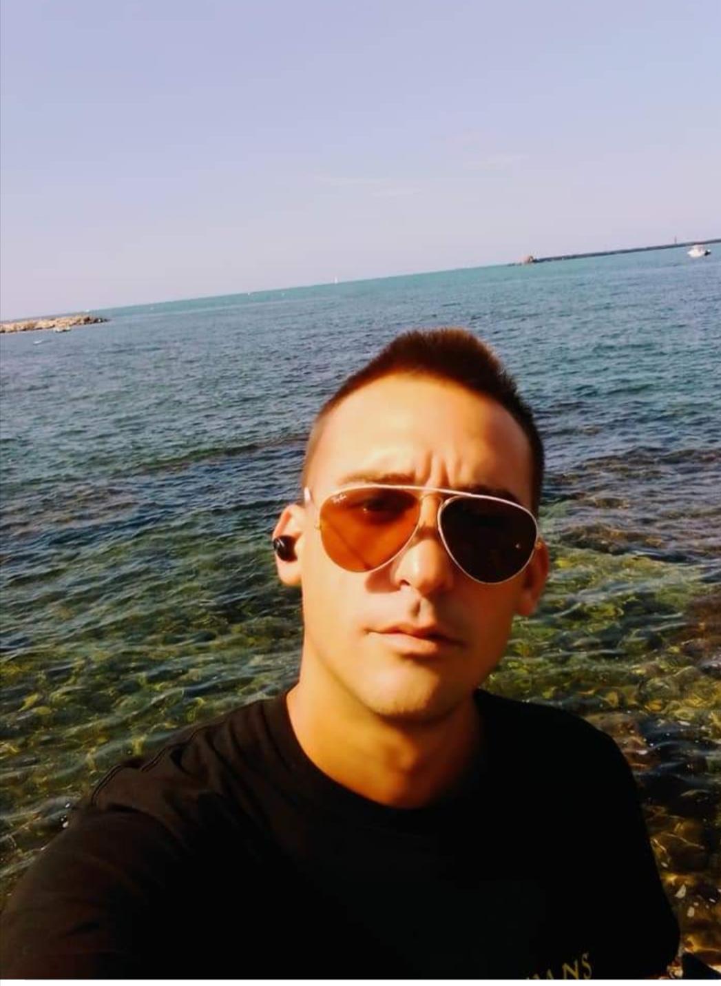 L’ultimo saluto a Luca, ex portuale livornese scomparso a 34 anni 