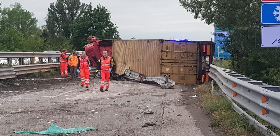 Schianto pauroso in tangenziale a Modena, un camion si ribalta da solo: conducente salvo per miracolo