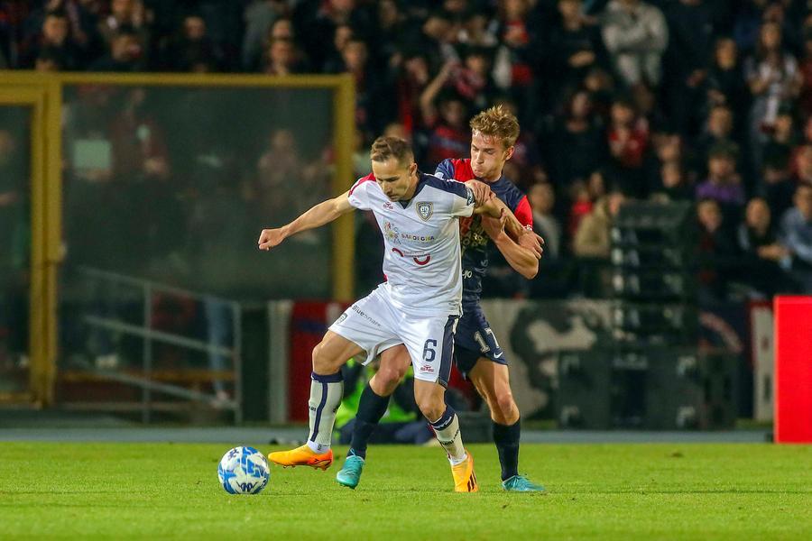 
	Rog difende il pallone con la sua proverbiale grinta

