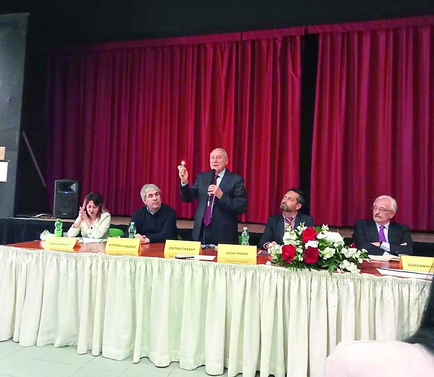 Pietro Grasso ai liceali di Porto Torres: «Conservo l’accendino di Falcone, mi ricorda la luce della legalità»