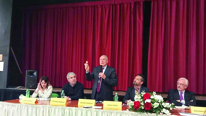 Pietro Grasso ai liceali di Porto Torres: «Conservo l’accendino di Falcone, mi ricorda la luce della legalità»