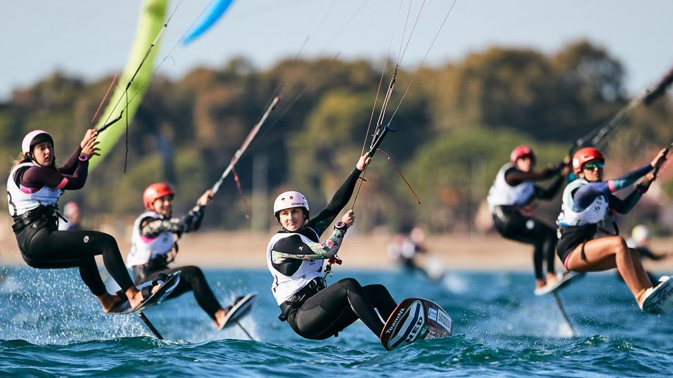 A Torregrande si segue il vento coi campionati di kite foil